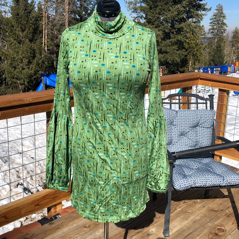 Silk patterned dress with exciting sleeves